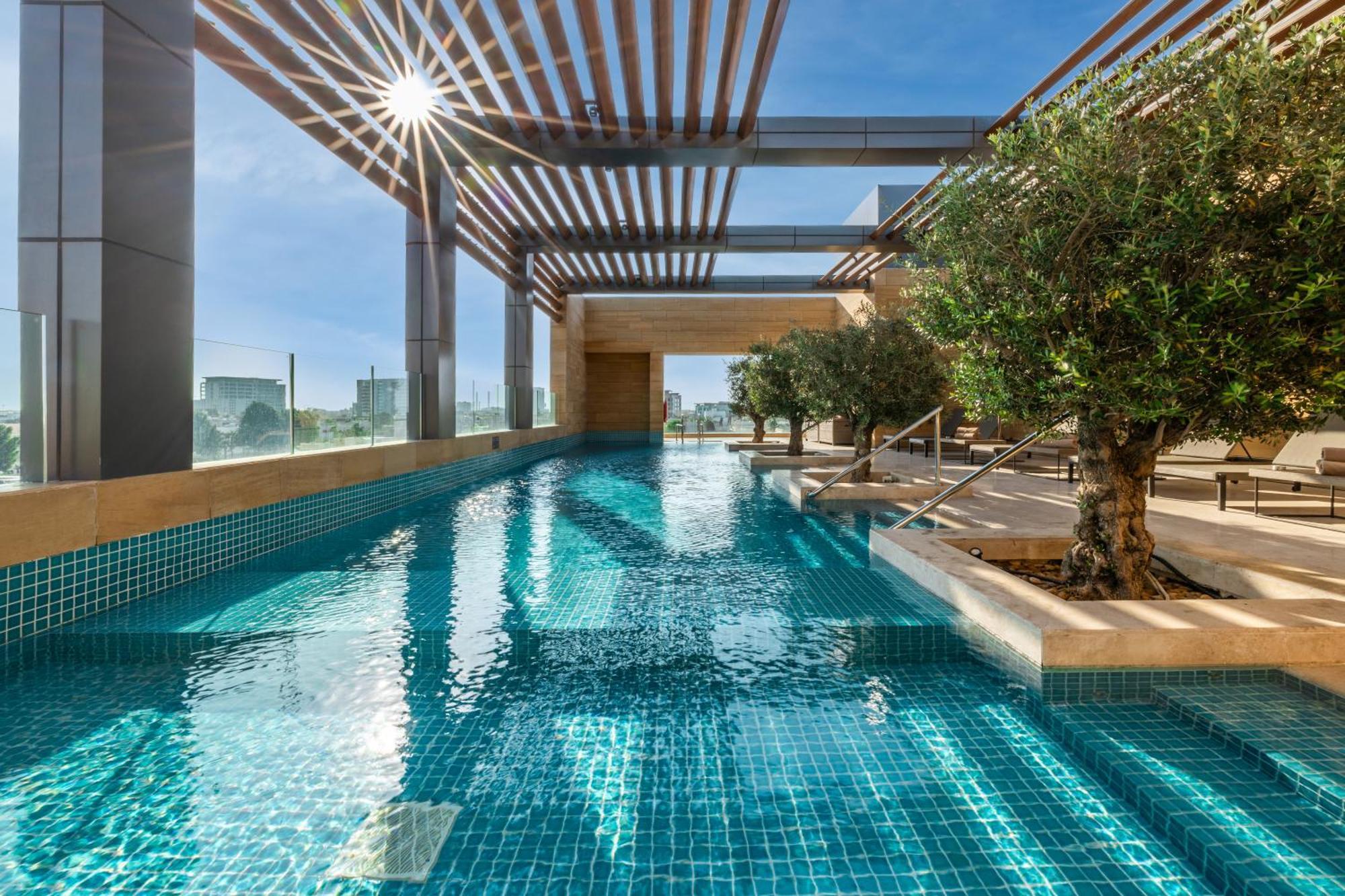 Shirvan Hotel City Yard Džidda Exteriér fotografie The swimming pool at the top of the building