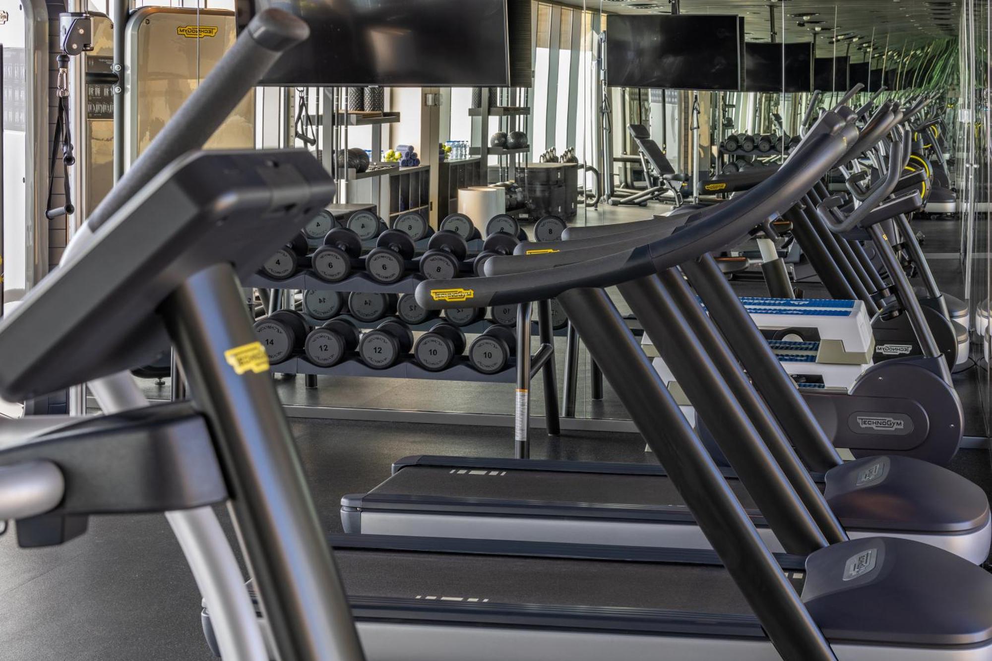 Shirvan Hotel City Yard Džidda Exteriér fotografie A row of treadmills