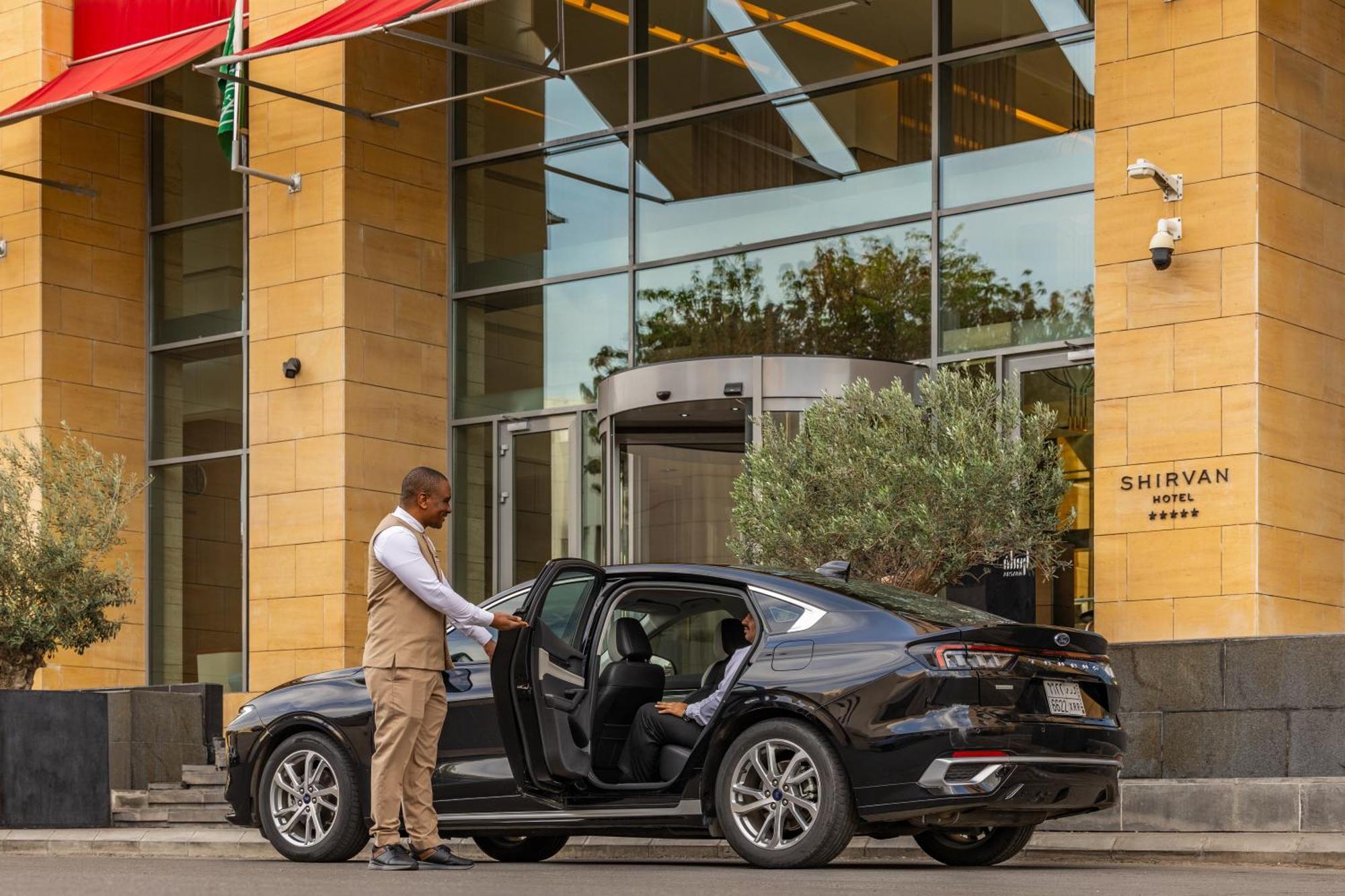 Shirvan Hotel City Yard Džidda Exteriér fotografie A chauffeur opening the door of a car