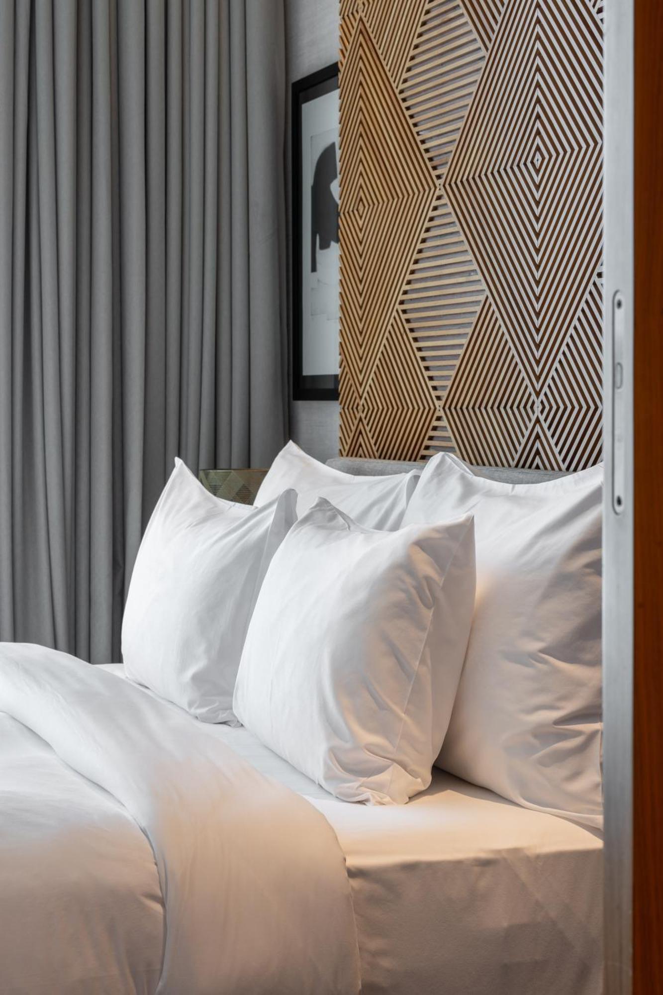 Shirvan Hotel City Yard Džidda Exteriér fotografie Pillows on a bed