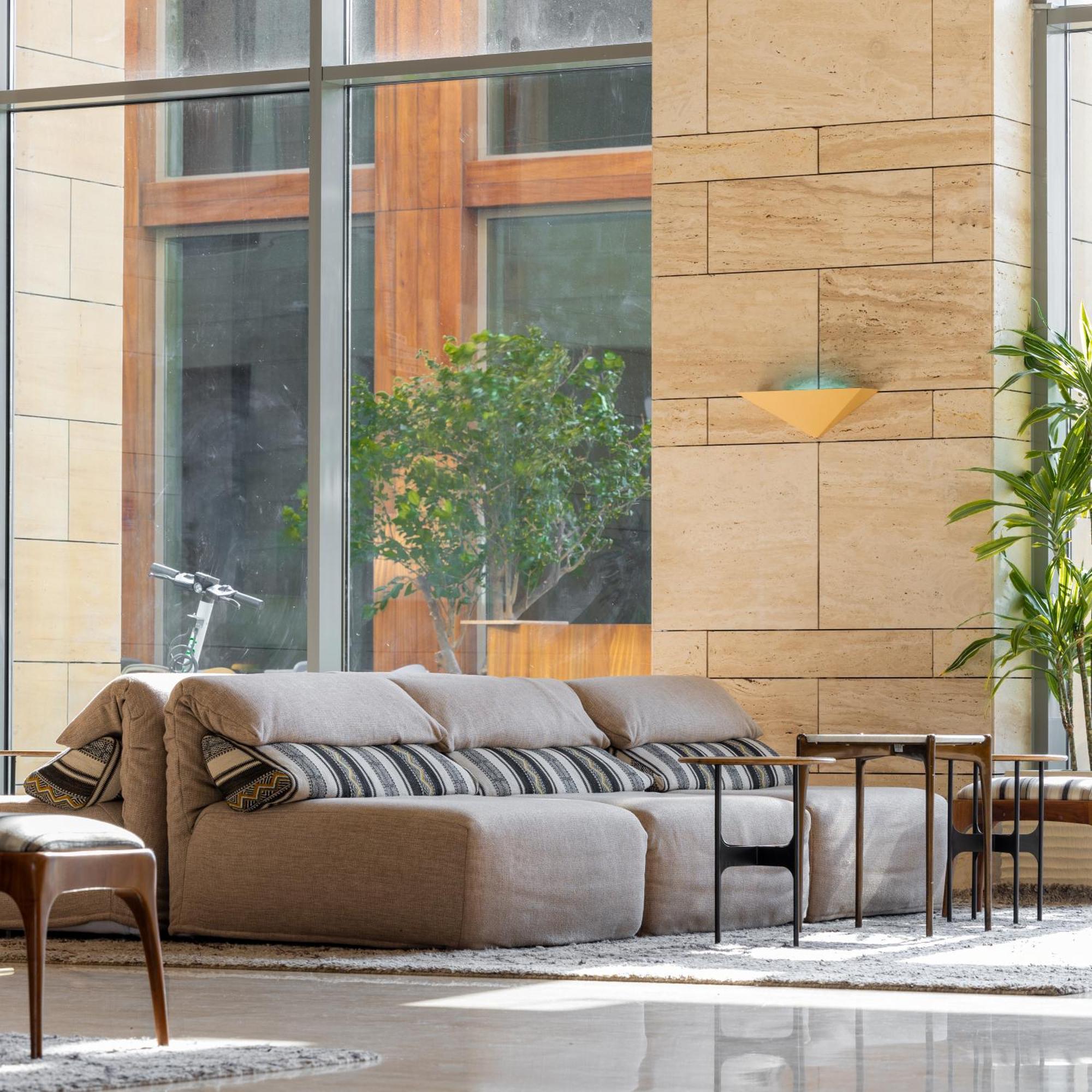 Shirvan Hotel City Yard Džidda Exteriér fotografie A modern sofa